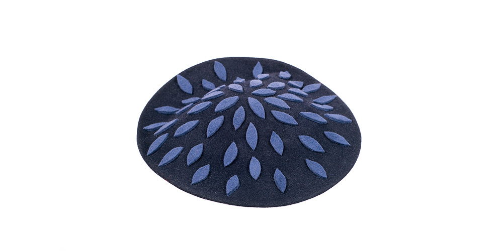 Felt plate with leather bands