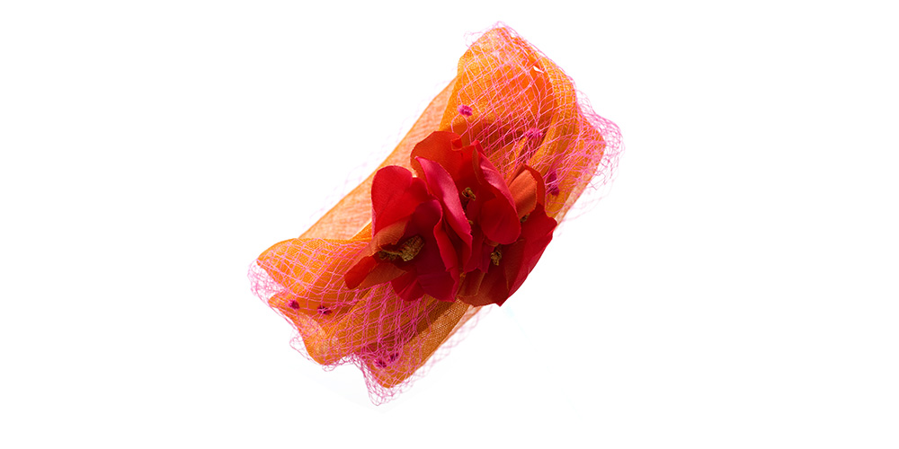 Sinamay-Kranz orange, mit Schleier und Seidenblüten