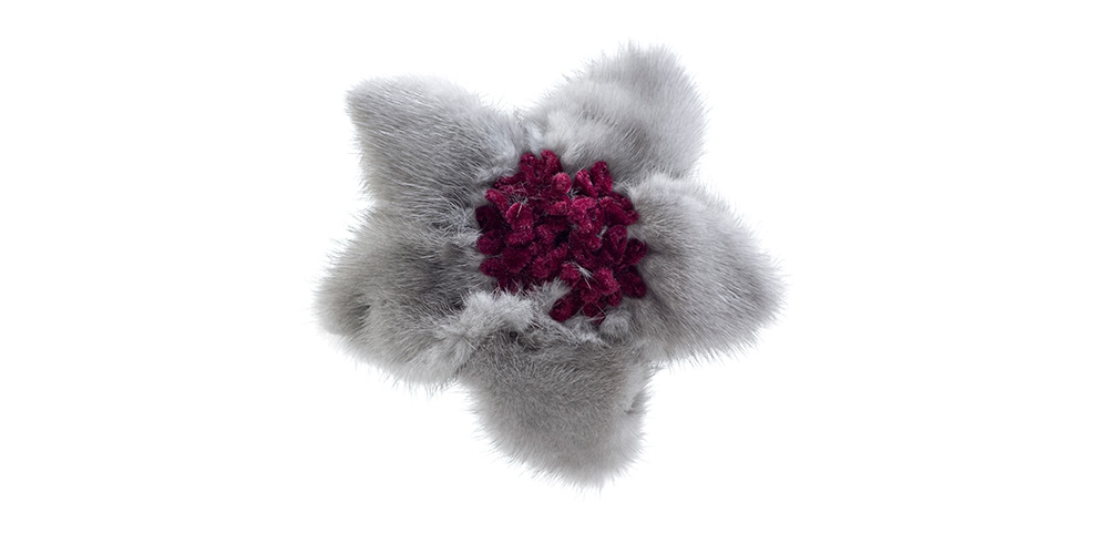 Nerz-Clip, Grau mit Samtblüten