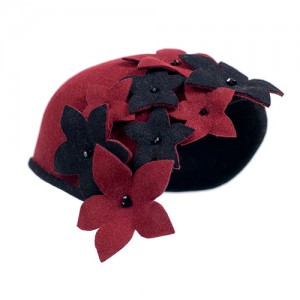 Felt cap, black/bordeaux, with felt flowers