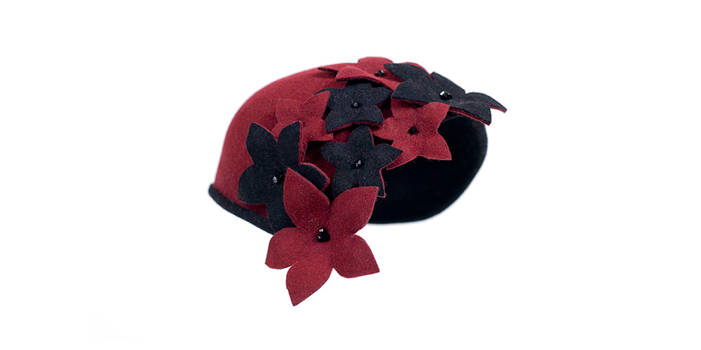 Felt cap, black/bordeaux, with felt flowers