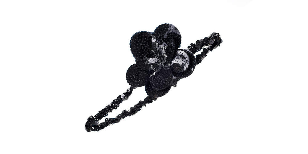 Pailettenbando mit schwarzer Blüte, Schwarz