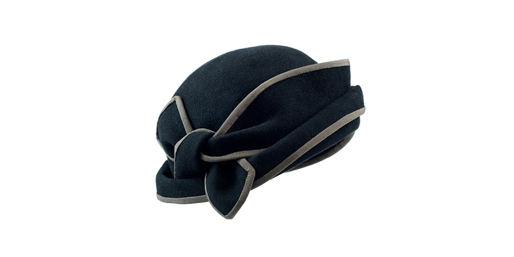 Cap, cloth felt black, with a tied bow and taupe-coloured edging