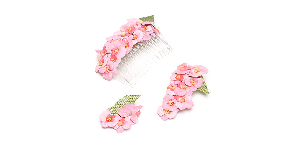 Hair comb, brooch and hair clips, sisal starw with scattered flowers