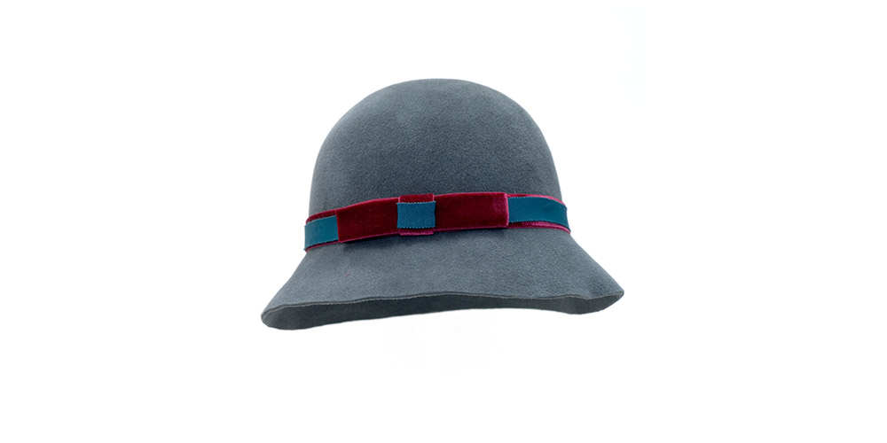 Felt hat with a velvet ribbon