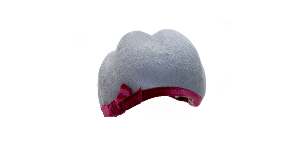 Felt cap with a velvet bow