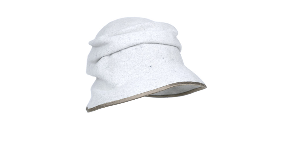 Lightly mixed felt cap with taupe colorued edging